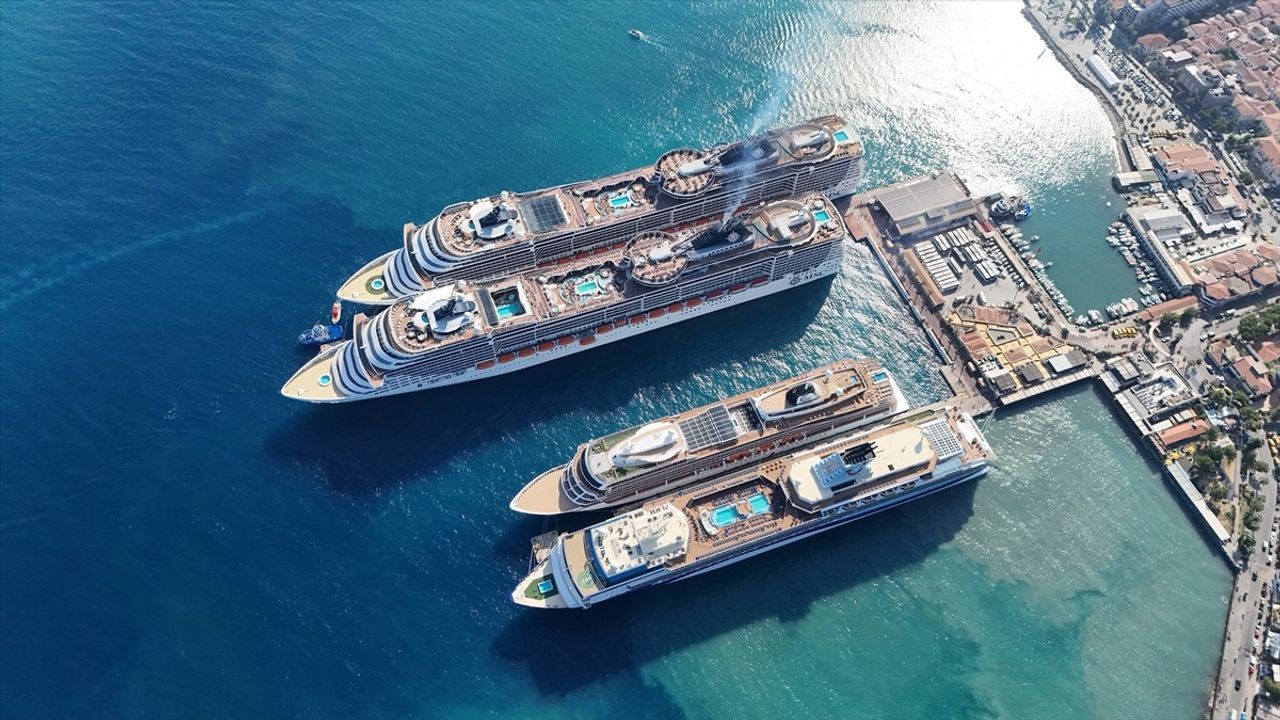 Kuşadası'nda 5 Kruvaziyerle 10 Bin 916 Turist Ağırladı
