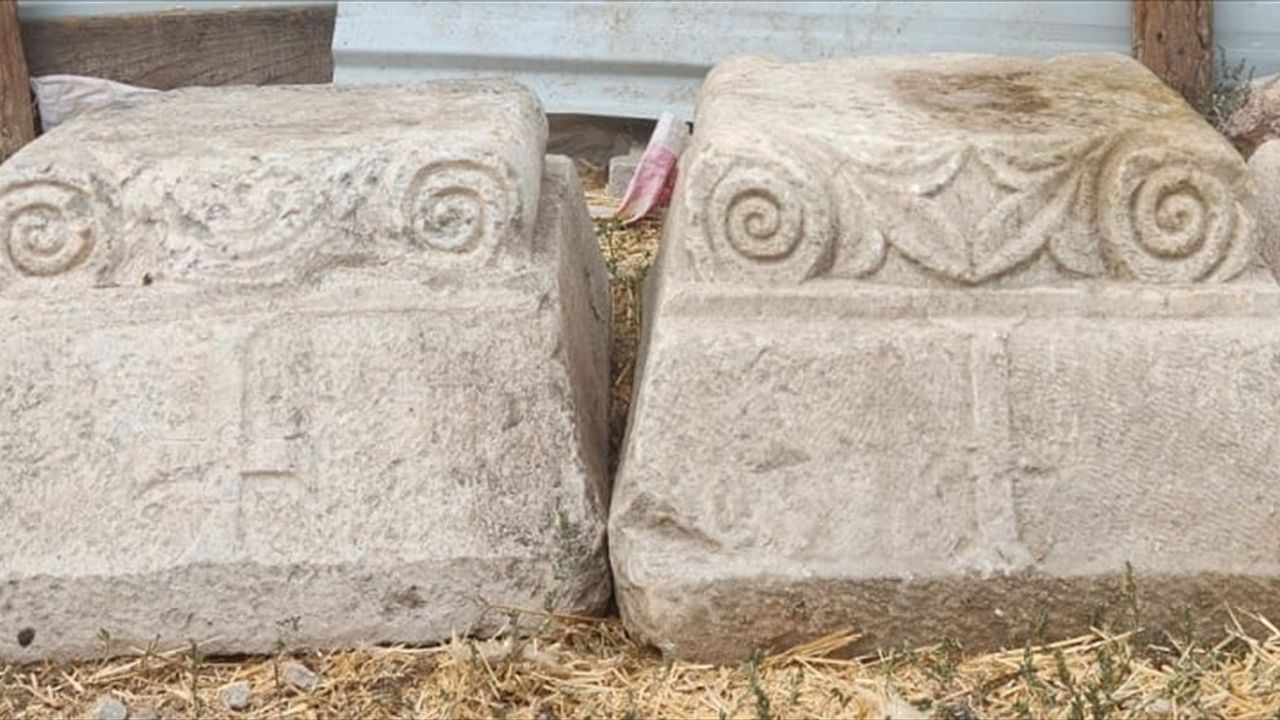 Kütahya'da Bizans dönemine ait olduğu değerlendirilen 4 mermer sütun başlığı ele geçirildi