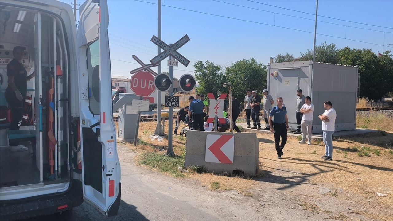 Kütahya'da hemzemin geçitte trenin çarptığı kadın yaralandı