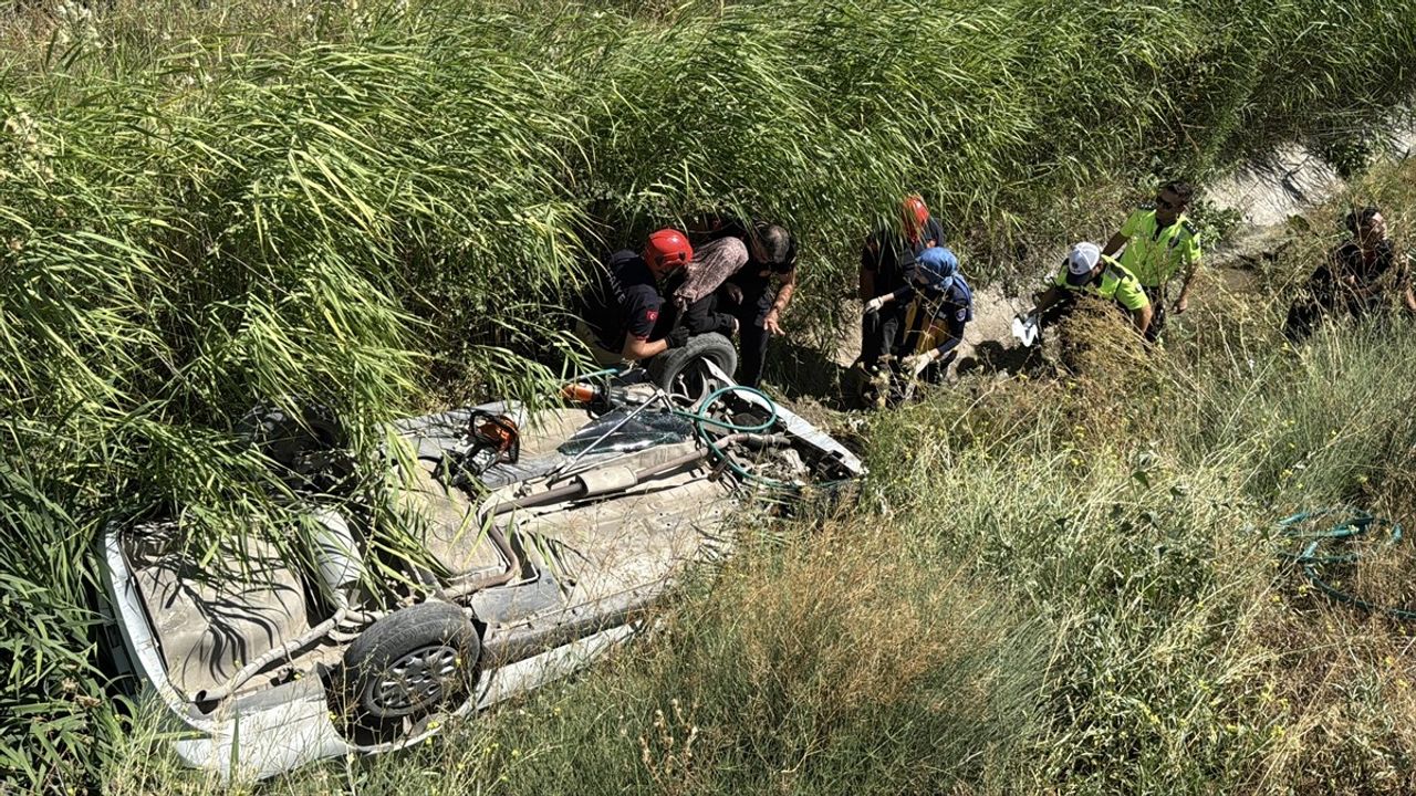 Kütahya'da su kanalına devrilen otomobilde anne ve kızı itfaiye ekiplerince kurtarıldı