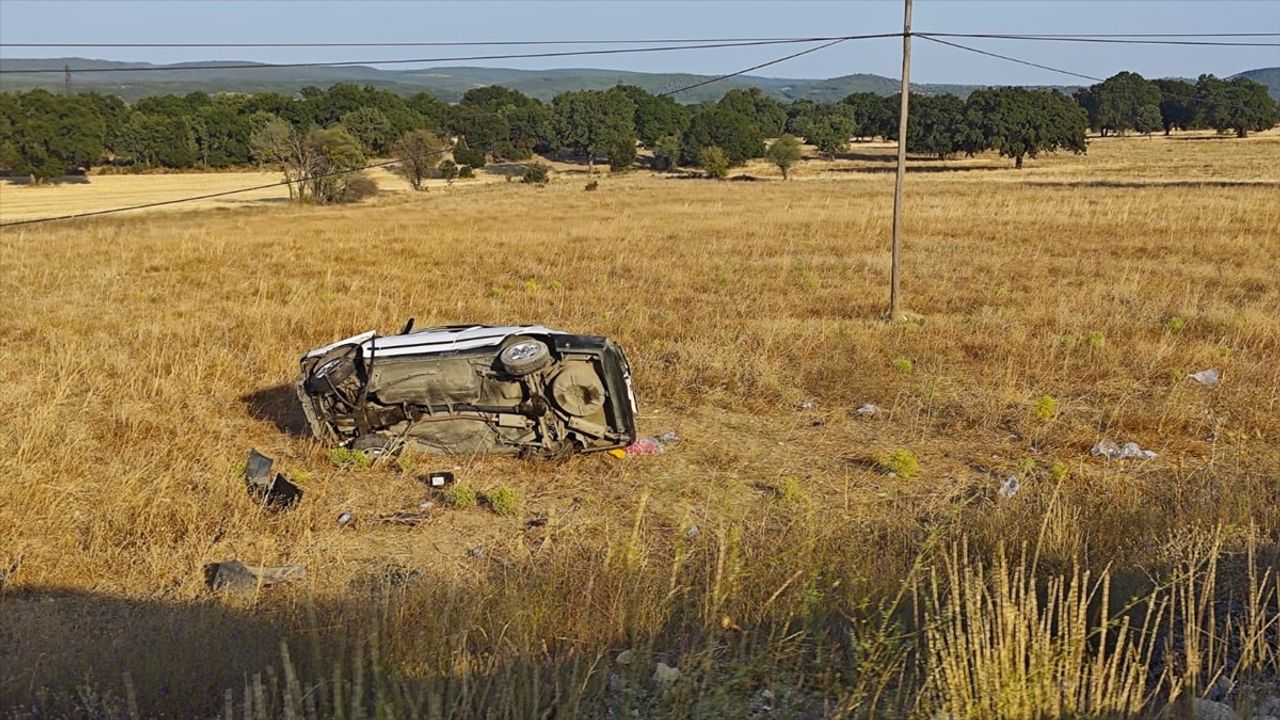 Kütahya Emet'te otomobil tarlaya devrildi: 1 ölü, 5 yaralı