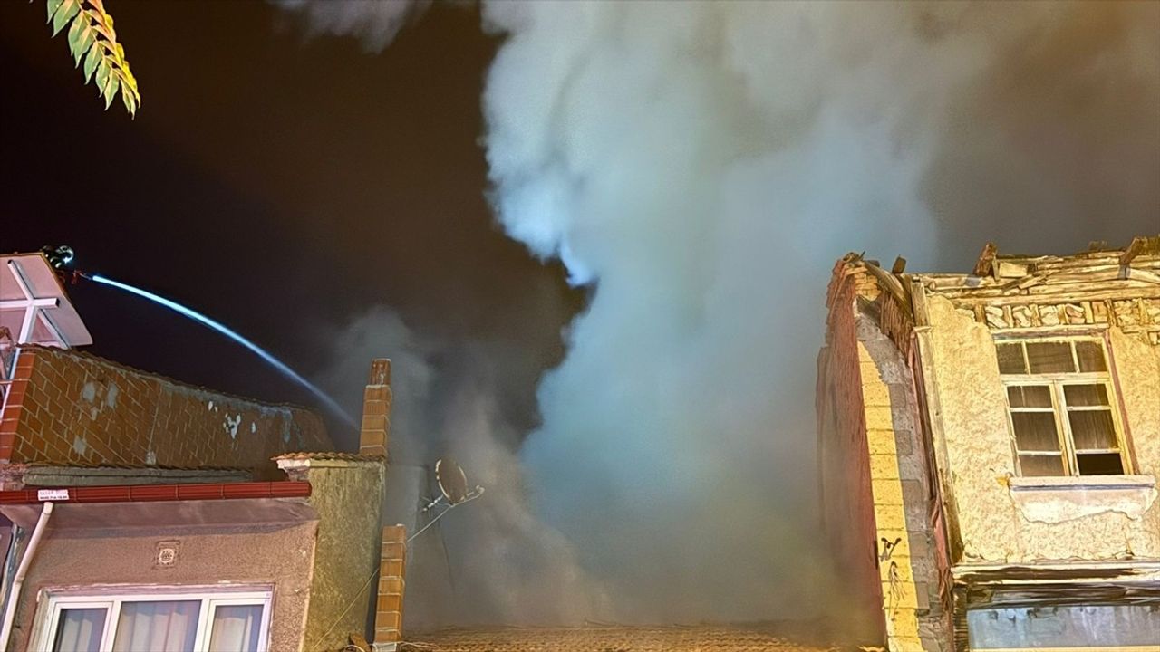 Kütahya'nın Tavşanlı İlçesinde İş Yerinde Yangın Söndürüldü