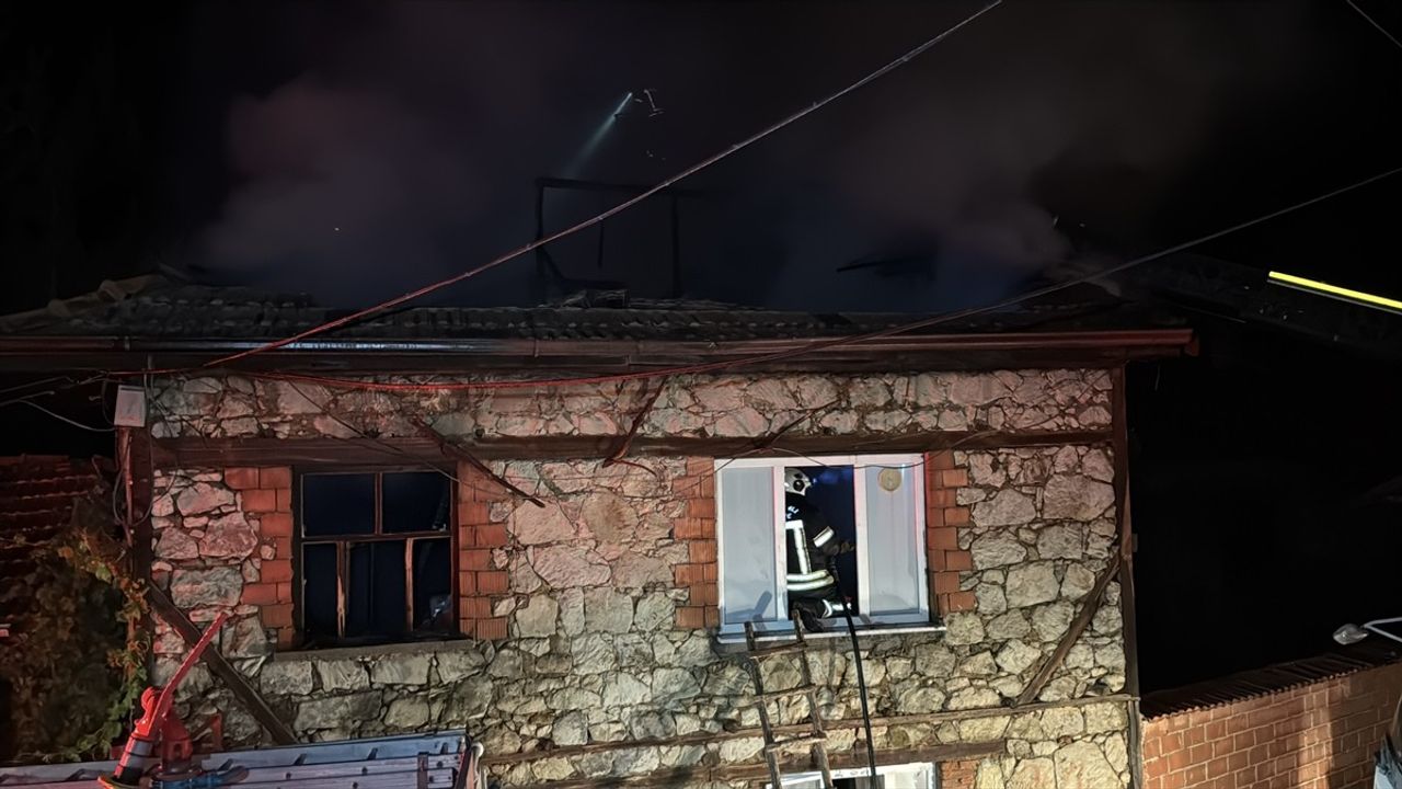 Kütahya Tavşanlı Başköy'de çıkan yangında 4 ev kullanılamaz hale geldi