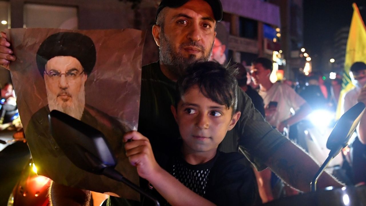 Lübnan'da Hizbullah Destekçileri Hükümetin Silah Toplama Kararını Protesto Ediyor
