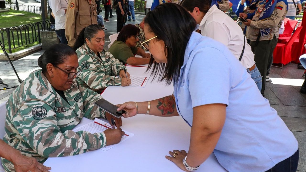 Maduro'nun Çağrısıyla Venezuela'da Yüzlerce Kişi Ulusal Bolivarcı Milise Kayıt Oldu