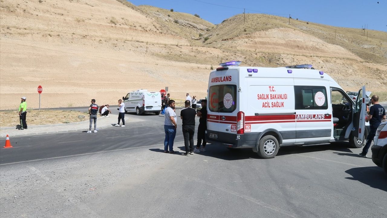 Malatya Akçadağ'da iki otomobilin çarpışması: 1 ölü, 4 yaralı