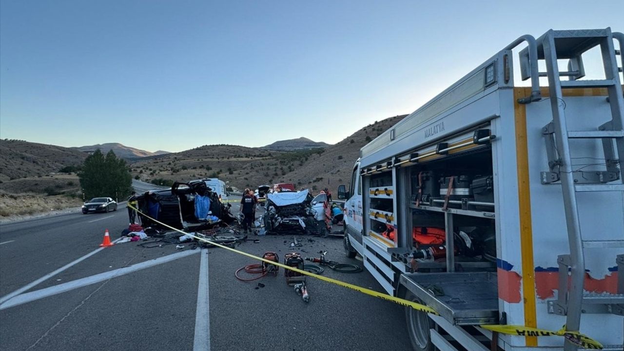 Malatya Akçadağ'da otomobil ile hafif ticari aracın çarpışması: 4 ölü, 2 yaralı