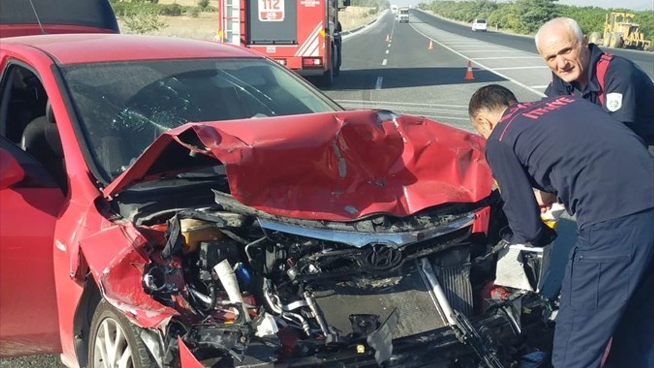 Malatya'da römorka çarpan otomobilde 5 kişi yaralandı