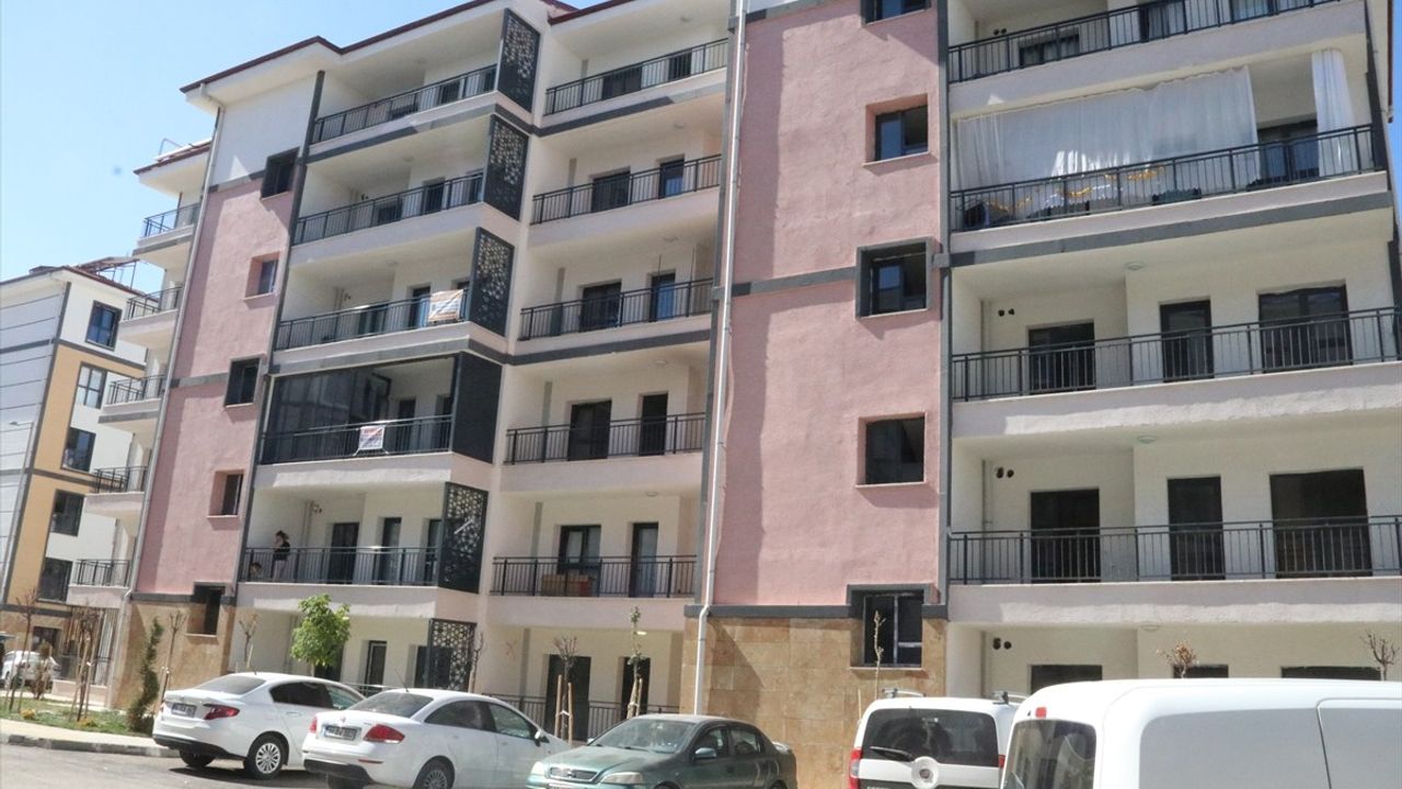Malatya Valisi Seddar Yavuz, Akkent Sitesi'nde kalıcı konutuna yerleşen depremzede aileyi ziyaret etti