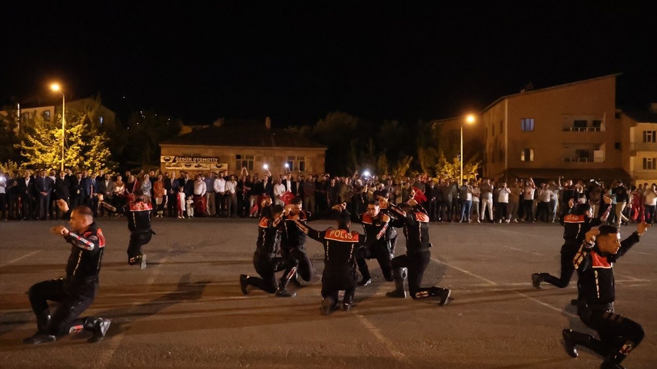 Malazgirt'te 954. yıl dönümünde fener alayı düzenlendi