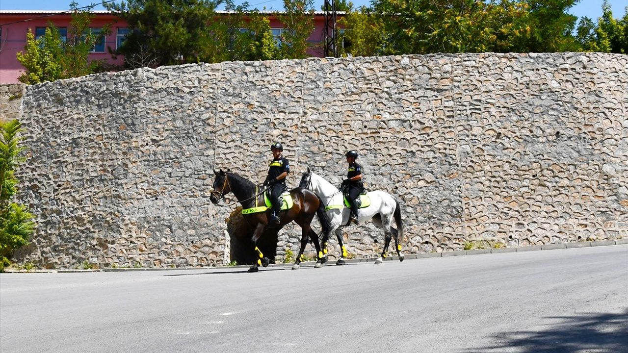 Malazgirt Zaferi etkinlikleri öncesi Bitlis'te Atlı Polis Birliği devriye yaptı