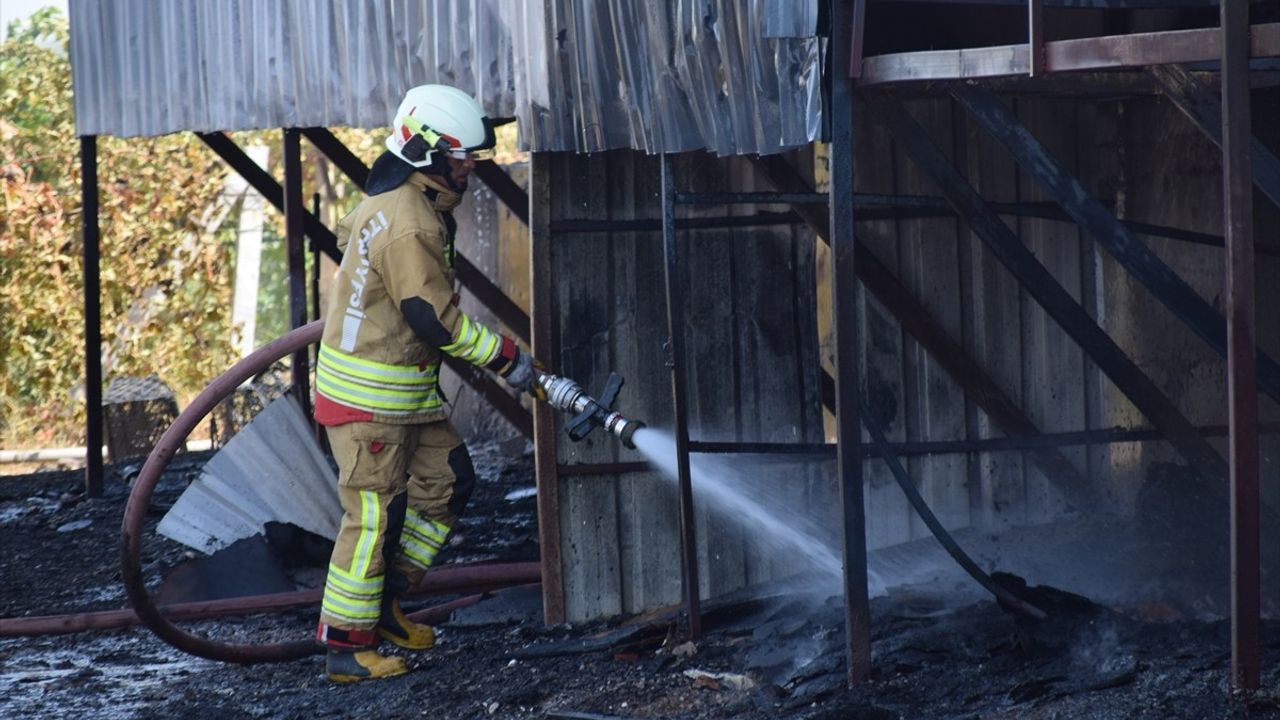 Manisa Ahmetli'de plastik kasa deposunda yangın söndürüldü