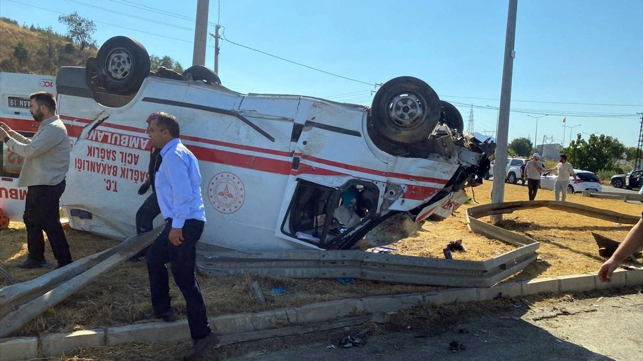 Manisa'da Ambulans ve Otomobil Çarpışması: 1 Ölü, 6 Yaralı
