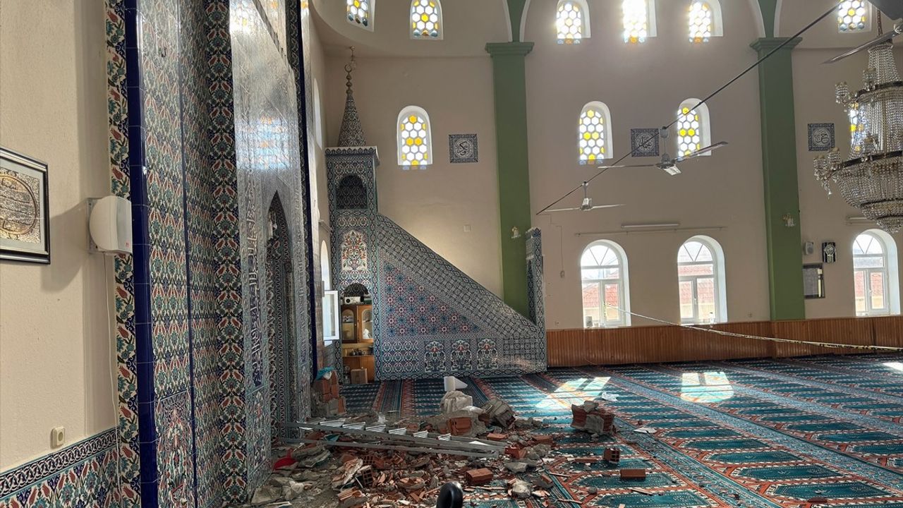 Manisa'da Cami Mihrap Tacının Düşmesi Sonucu 1 Kişi Hayatını Kaybetti, 1 Kişi Yaralandı