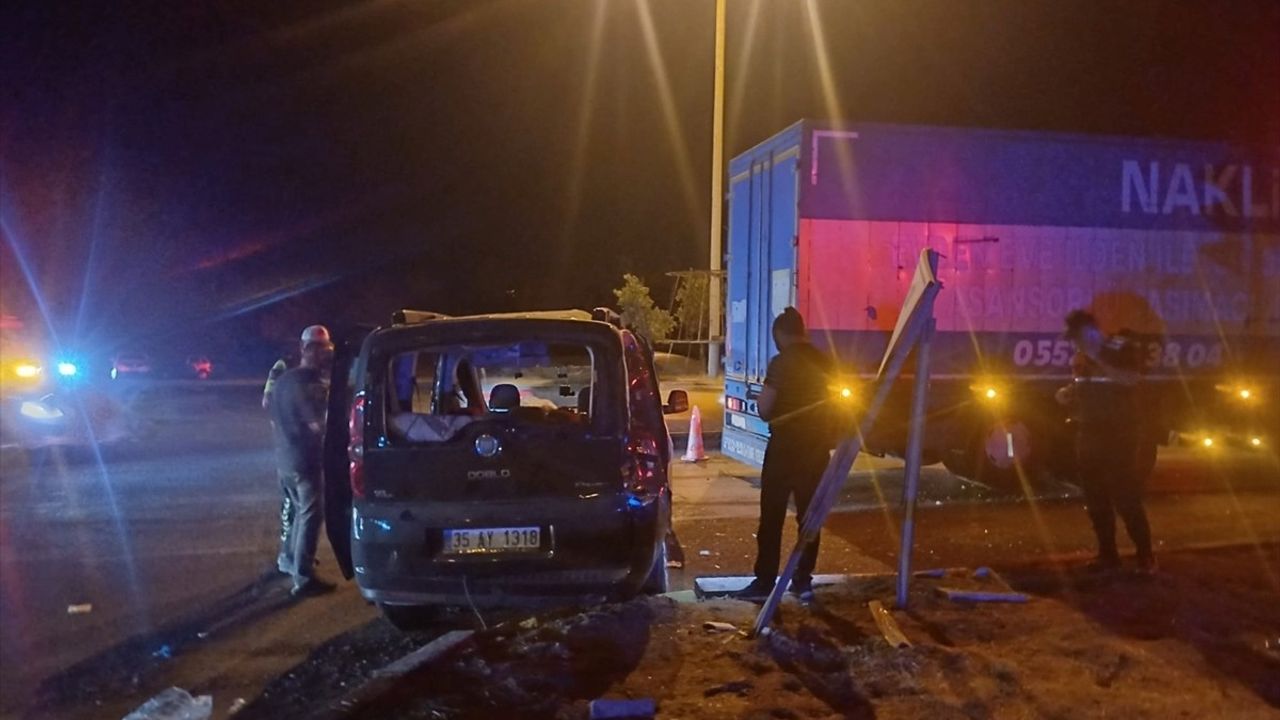 Manisa'da kamyon ile hafif ticari araç çarpıştı: 1 ölü, 8 yaralı