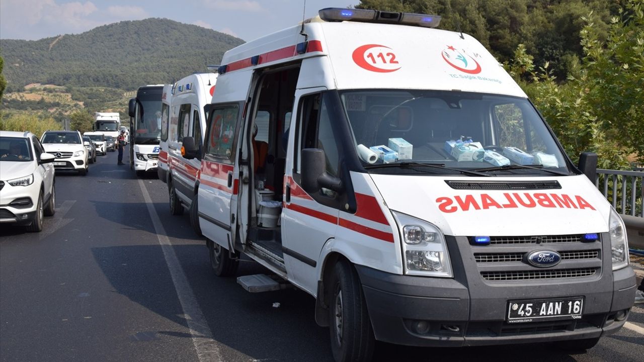 Manisa'da Otobüs ve Otomobil Çarpıştı: 3 Yaralı