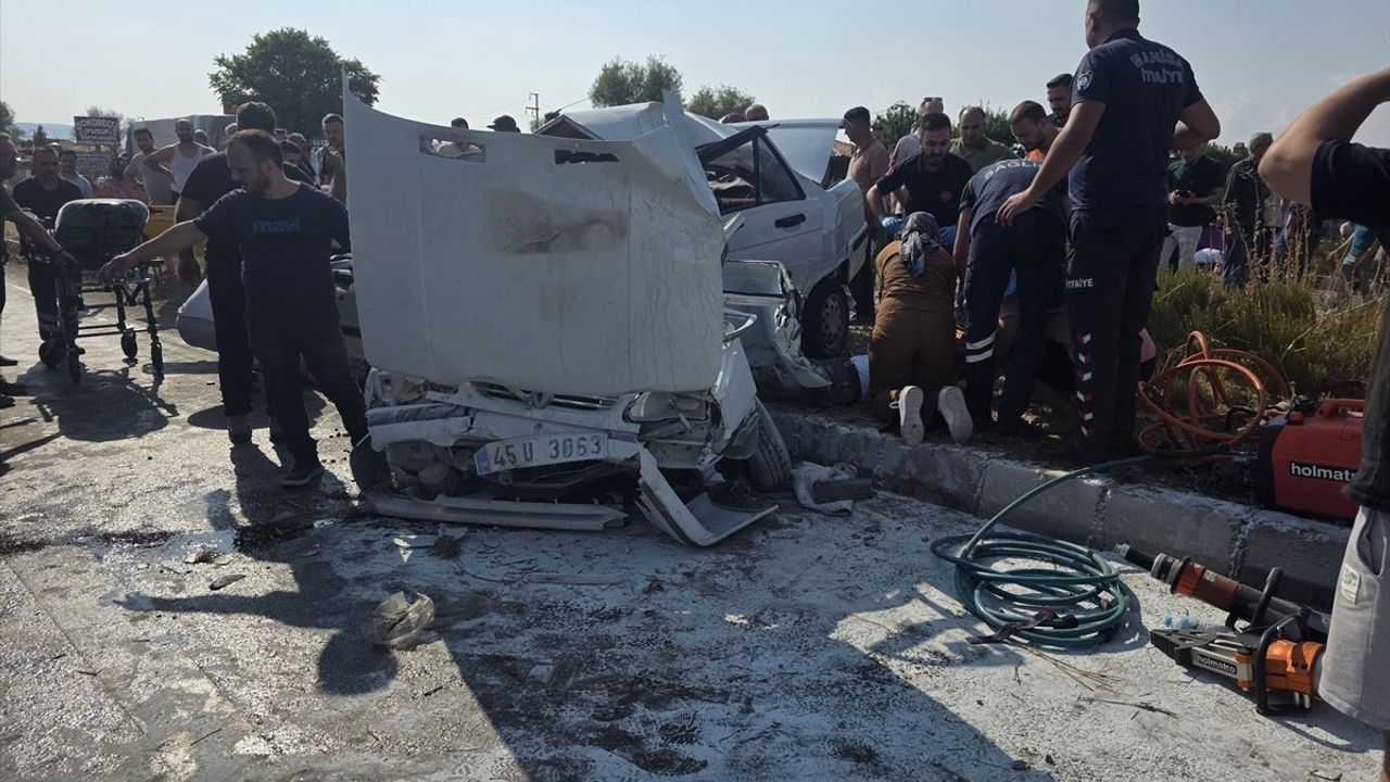 Manisa'da Otobüs ve Otomobil Çarpıştı: İki Kişi Hayatını Kaybetti, Bir Yaralı