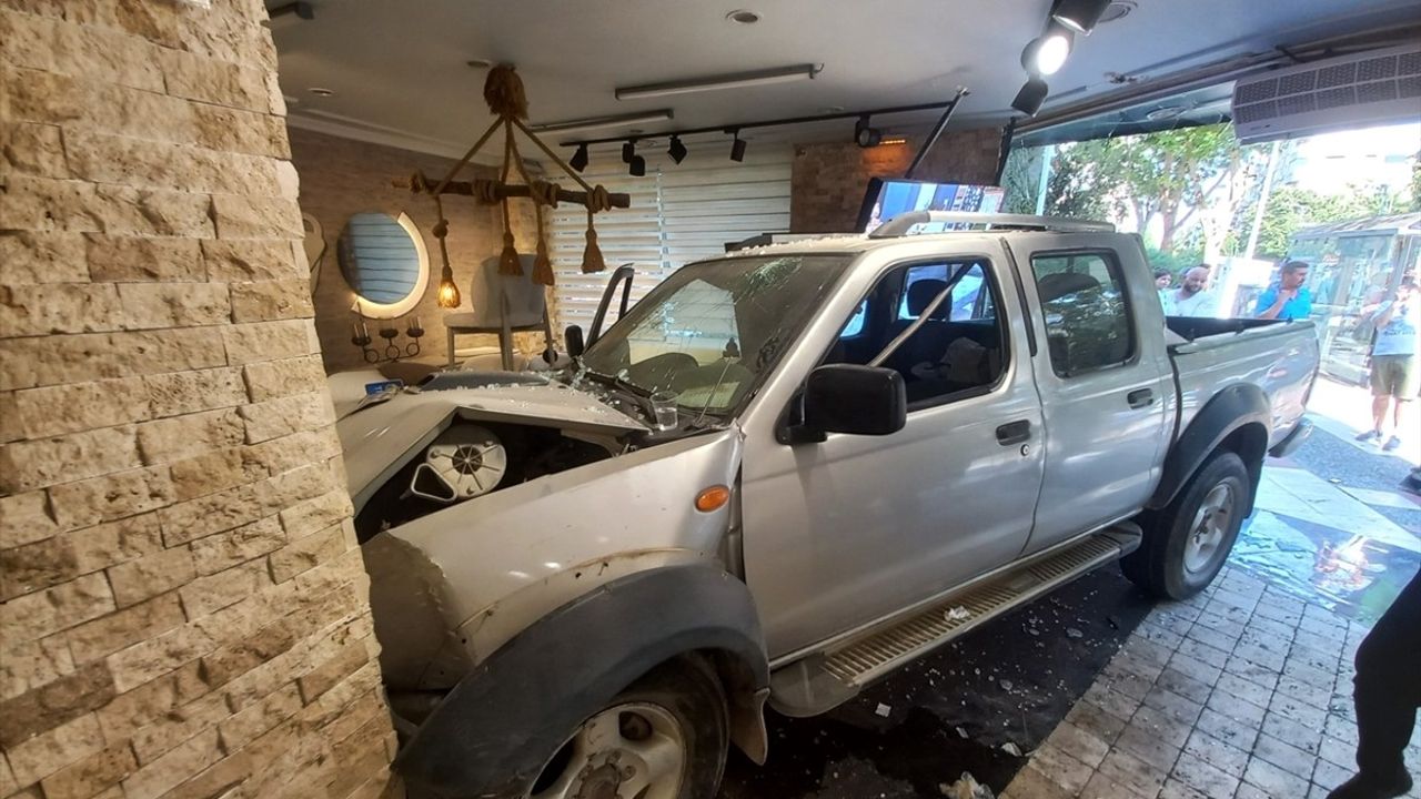Manisa'da pikap otomobile çarpıp mobilya mağazasına girdi: 2 kişi yaralandı