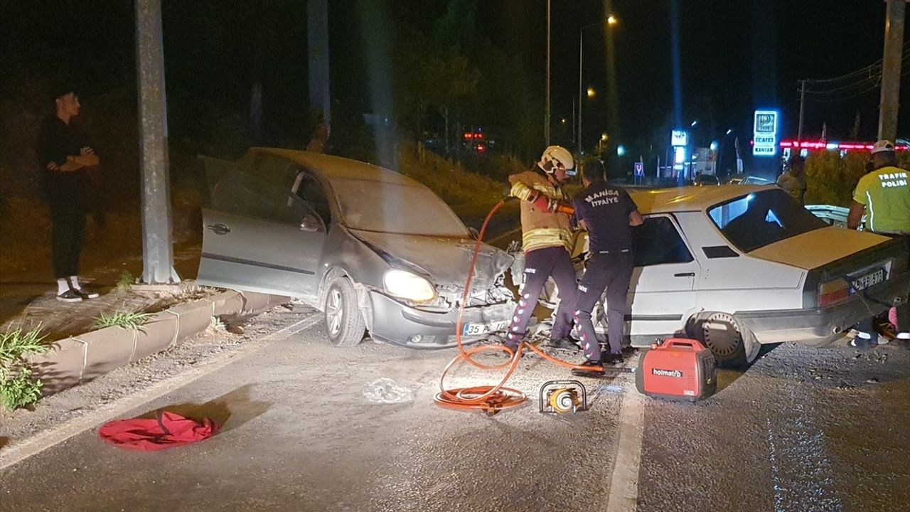 Manisa Demirci'de iki otomobil çarpıştı: 3'ü çocuk 7 kişi yaralandı