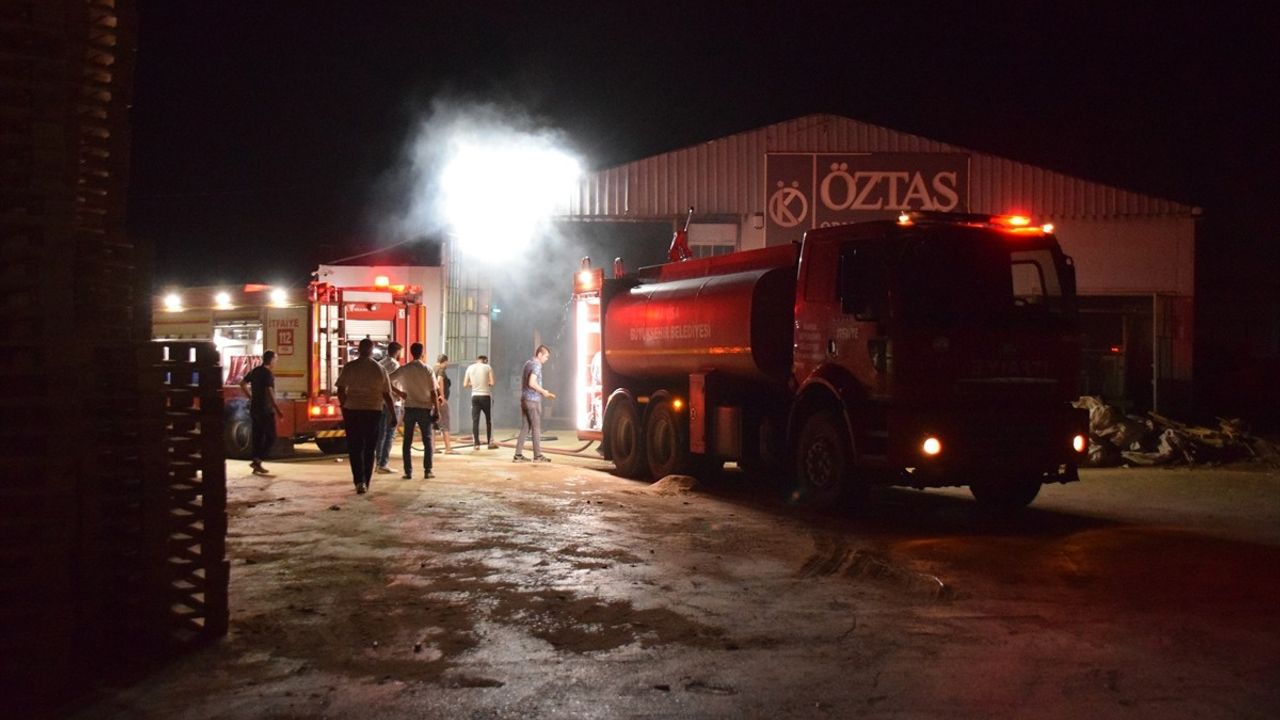 Manisa Turgutlu'da kereste fabrikasında çıkan yangın itfaiye tarafından kontrol altına alındı