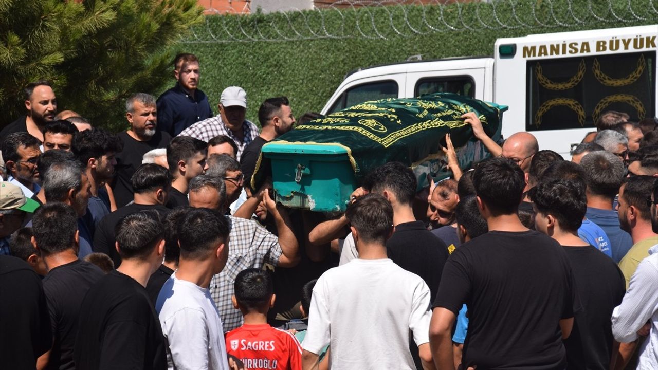 Manisa Turgutlu'da trafik kazasında yaşamını yitiren amca çocuklarının cenazeleri defnedildi