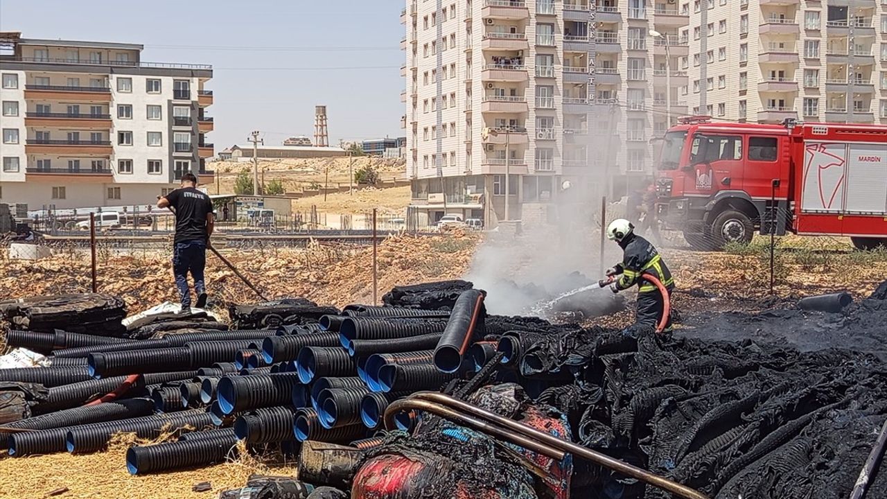 Mardin Artuklu'da plastik boruların depolandığı alanda çıkan yangın söndürüldü
