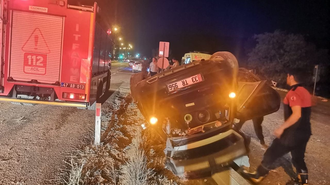 Mardin Artuklu’da Refüje Çarpan Otomobil Devrildi: 3 Kişi Yaralandı