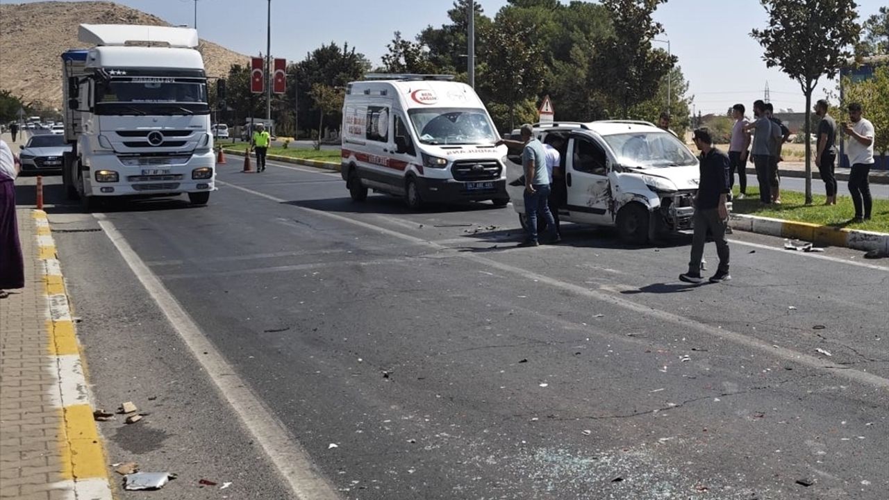 Mardin Artuklu'da zincirleme trafik kazası: 5 araç çarpıştı, 1 kişi yaralandı