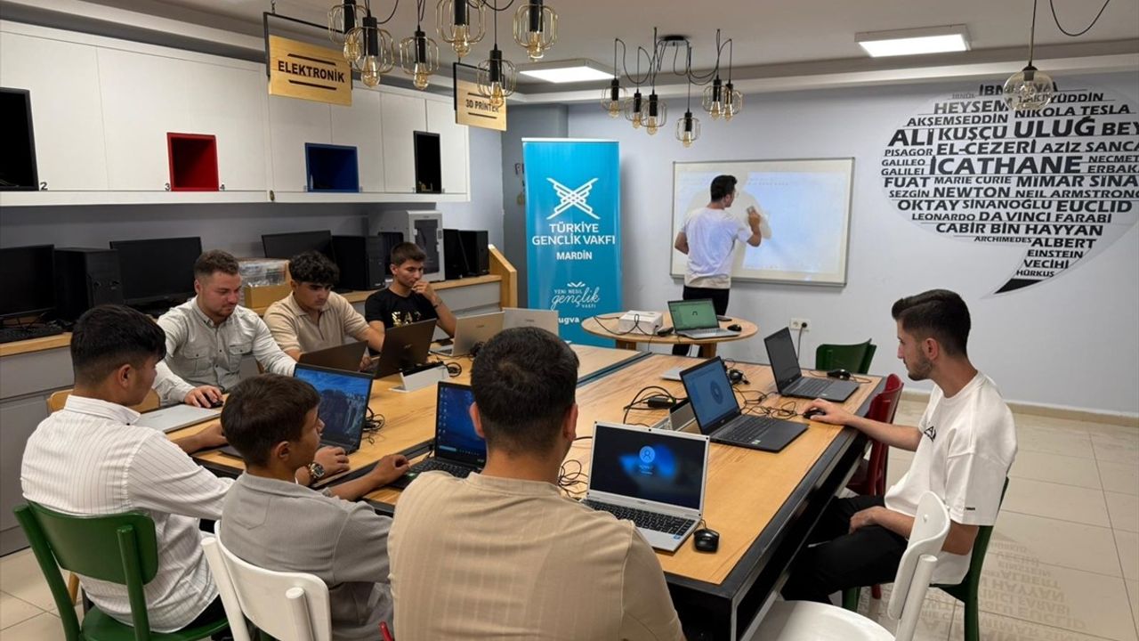 Mardin'de 50 öğrenci TÜGVA İcathane Atölyesi'nde yaz eğitimleri aldı