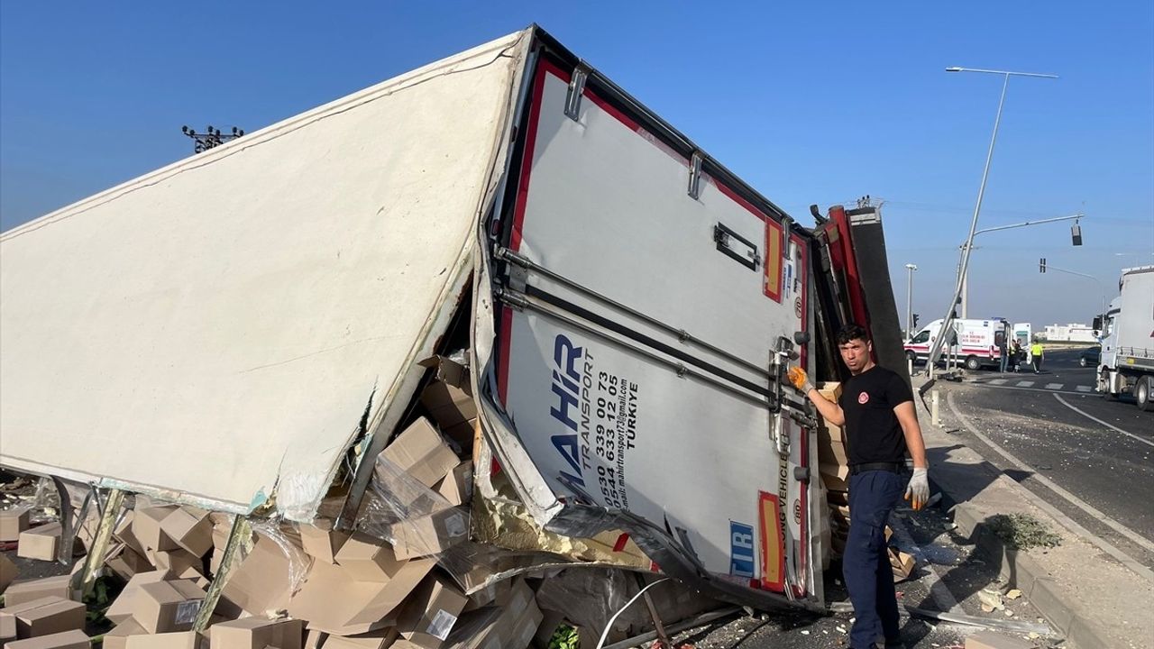 Mardin'in Kızıltepe ilçesinde halk otobüsü ile tır çarpıştı: 1 ölü, 9 yaralı