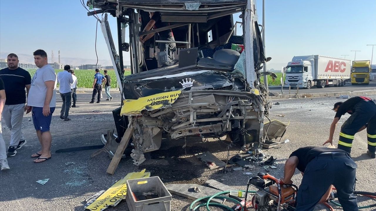 Mardin Kızıltepe'de halk otobüsü ile tır çarpıştı: 10 yaralı