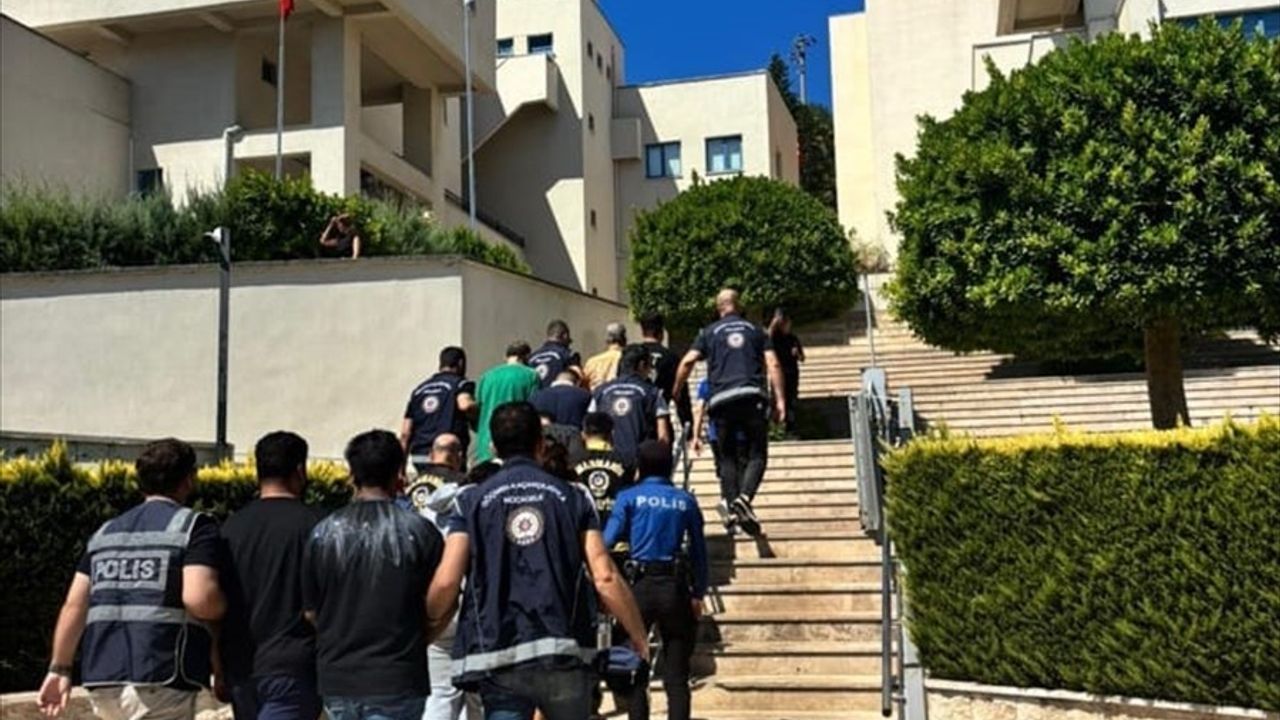 Marmaris'te göçmen kaçakçılığı operasyonu: 10 şüpheli tutuklandı, 2 araç el kondu