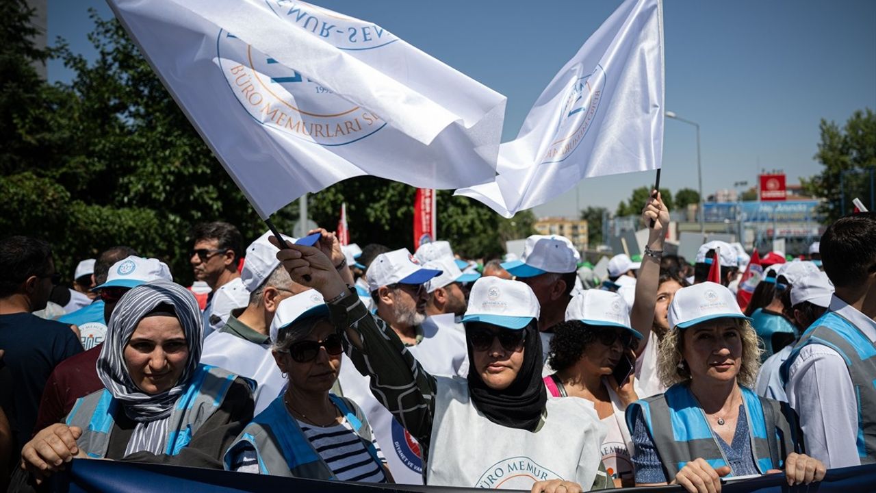 Memur-Sen, Kamu İşveren Heyeti'nin Zam Teklifini Yetersiz Bularak Bakanlık Önünde Açıklama Yaptı
