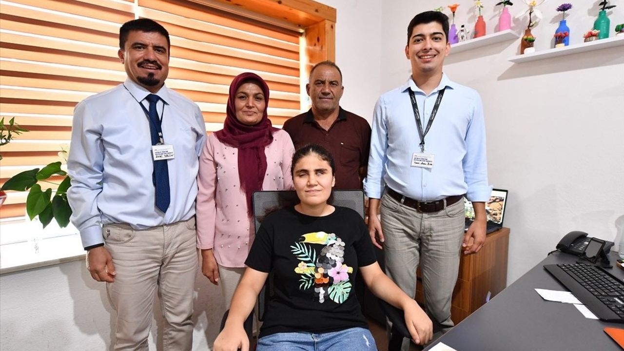Mersin'de görme engelli öğrenci Nazalin Selvi, Ankara Üniversitesi Radyo, Televizyon ve Sinema Bölümü'ne yerleşti
