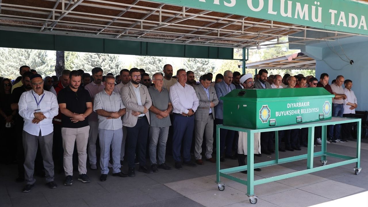 Mersin'de kaza sonucu ölen Farah Diyarbakır Yeniköy Mezarlığı'nda defnedildi