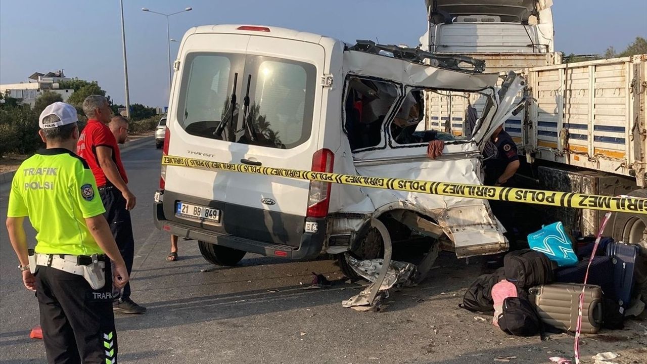 Mersin'de Minibüs Tıra Çarptı: 1'i Çocuk 2 Kişi Öldü, 10 Yaralı; Sürücü Gözaltında
