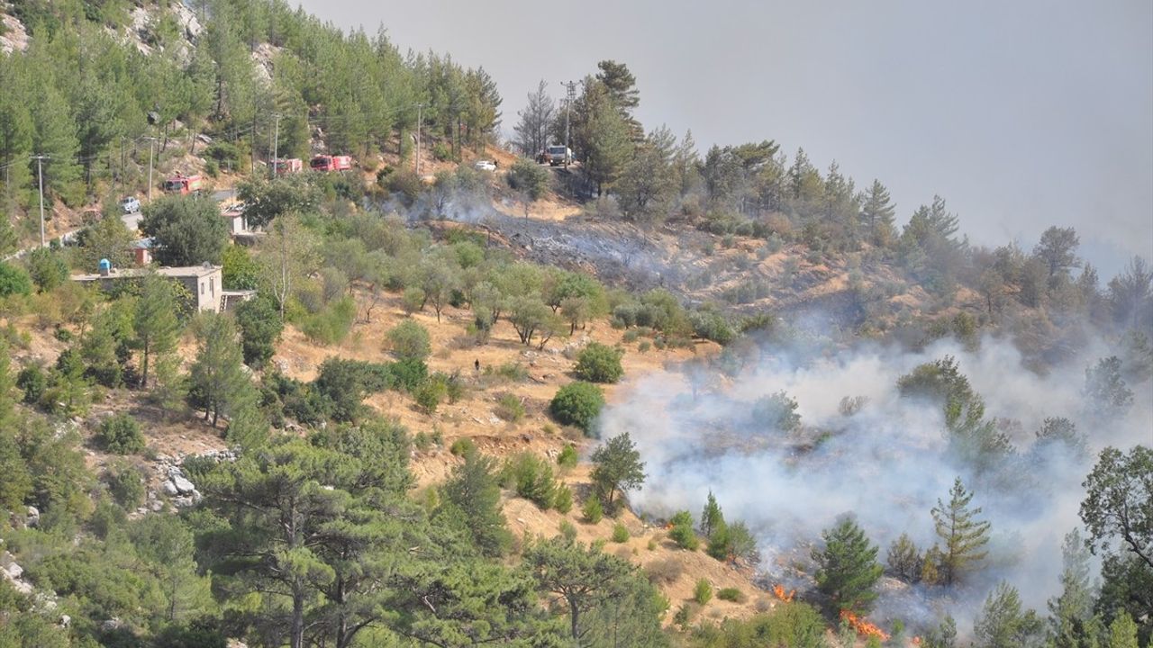Mersin Silifke'de orman yangını: 3 mahalle tedbir amaçlı tahliye edildi, müdahale sürüyor