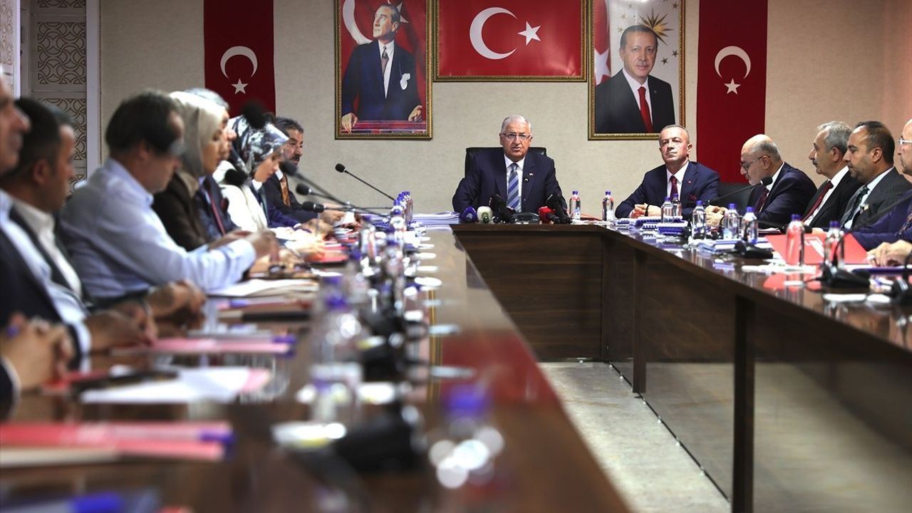 Milli Savunma Bakanı Güler, Hakkari'de 'Terörsüz Türkiye' Sürecini Değerlendirdi