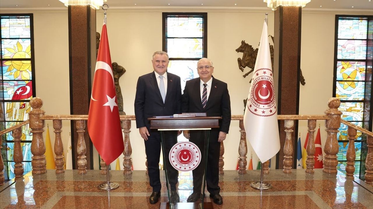 Milli Savunma Bakanı Yaşar Güler, Gençlik ve Spor Bakanı Osman Aşkın Bak ile Milli Savunma Bakanlığı'nda görüştü