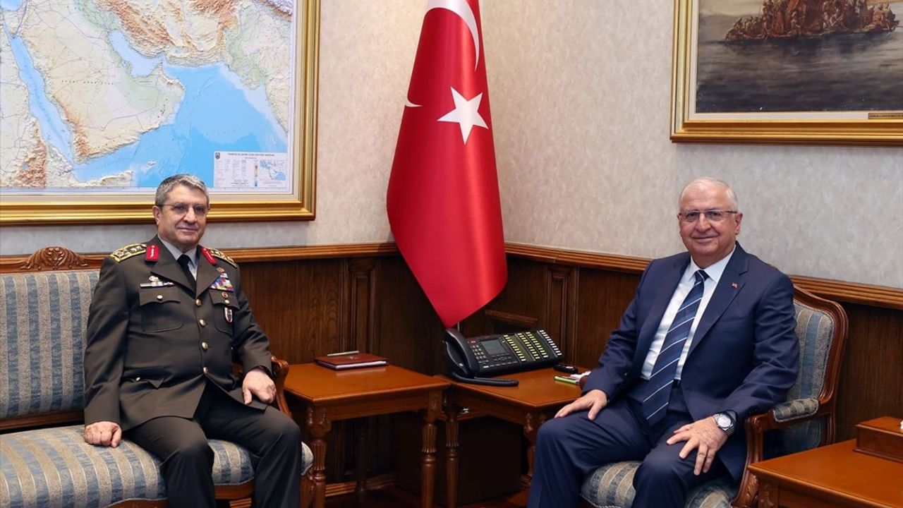 Milli Savunma Bakanı Yaşar Güler, Genelkurmay Başkanı Orgeneral Selçuk Bayraktaroğlu'nu Kabul Etti