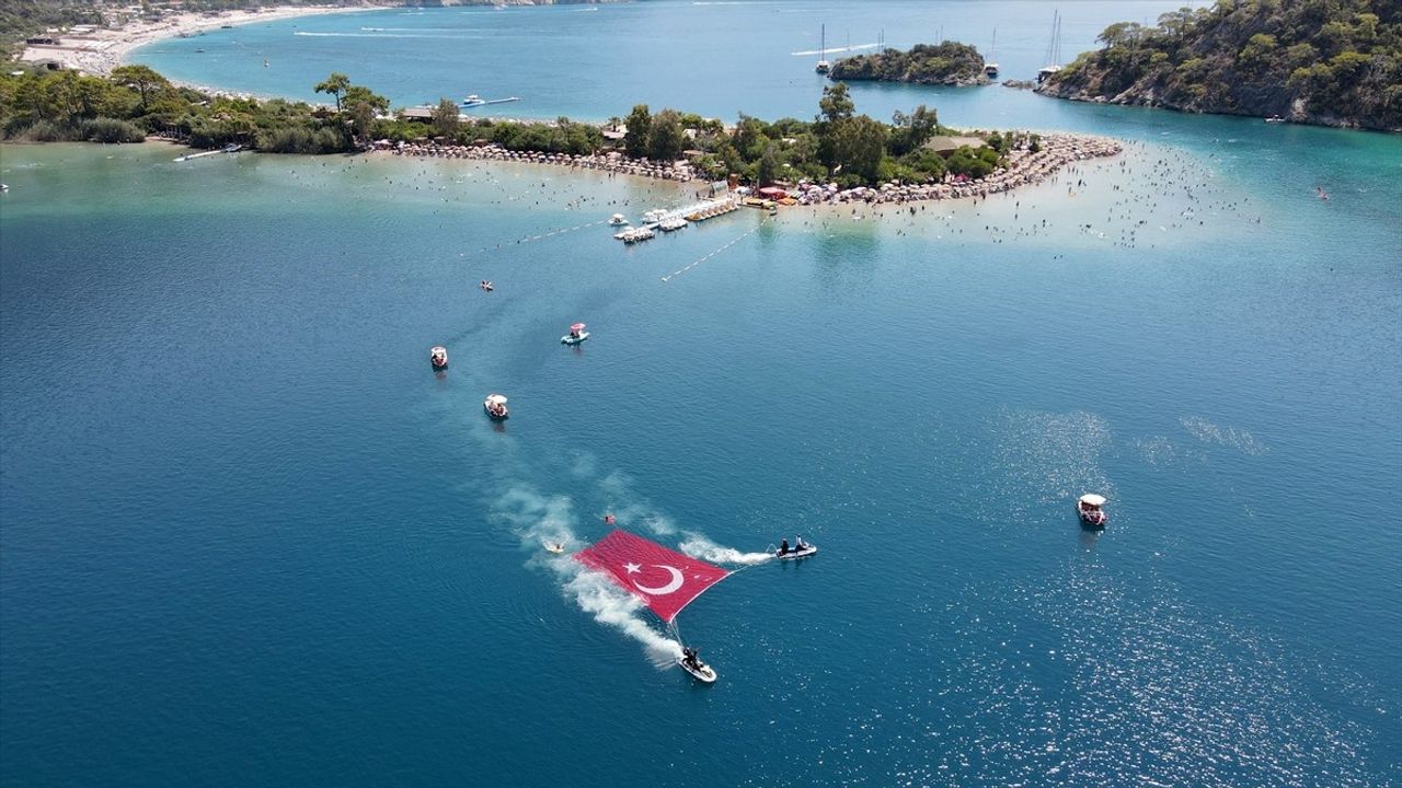 Muğla Fethiye'de JAK Timi 30 Ağustos'ta Denizde ve Kayalıklarda Türk Bayrağı Açtı