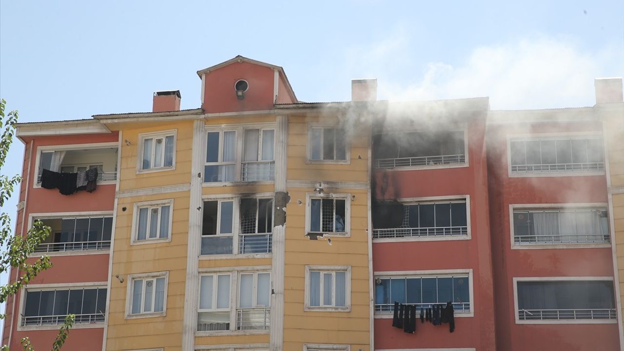 Muş'ta 7 katlı binada yangın: 3 ev hasar gördü, 6 kişi dumandan etkilendi