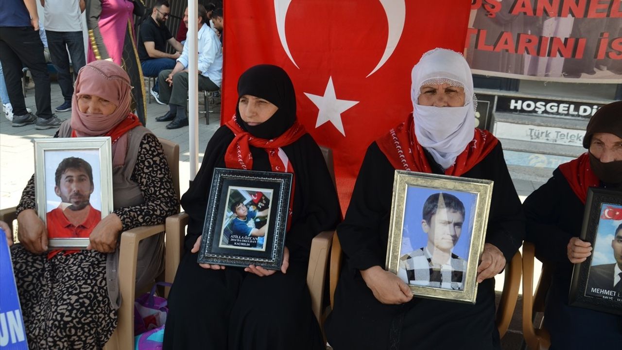 Muş'ta Aileler DEM Parti Önünde Eylemlerini Devam Ettiriyor