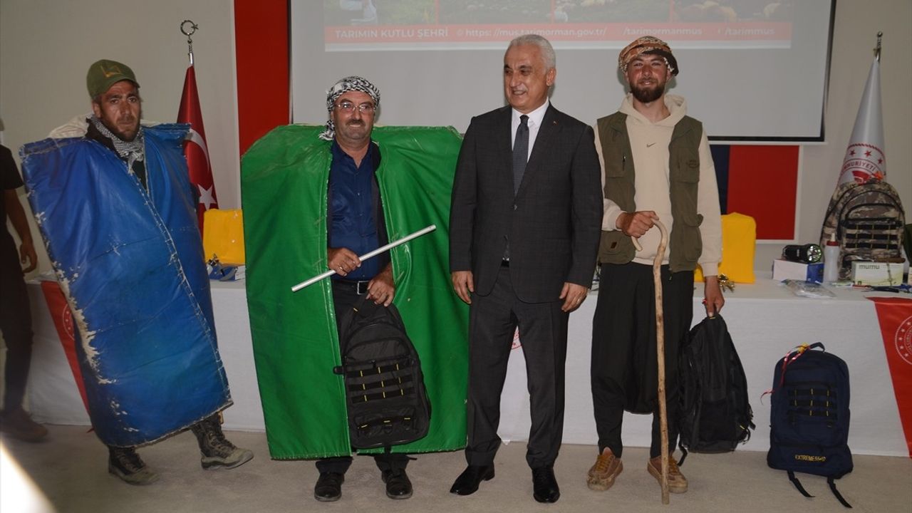 Muş'ta Çobanlara Ekipman Çantası Dağıtımı Gerçekleşti