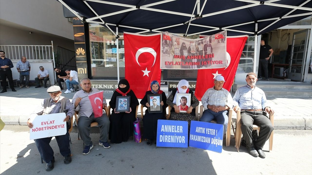 Muş'ta kaçırılan çocuklarını isteyen aileler DEM Parti önündeki eylemlerini sürdürdü