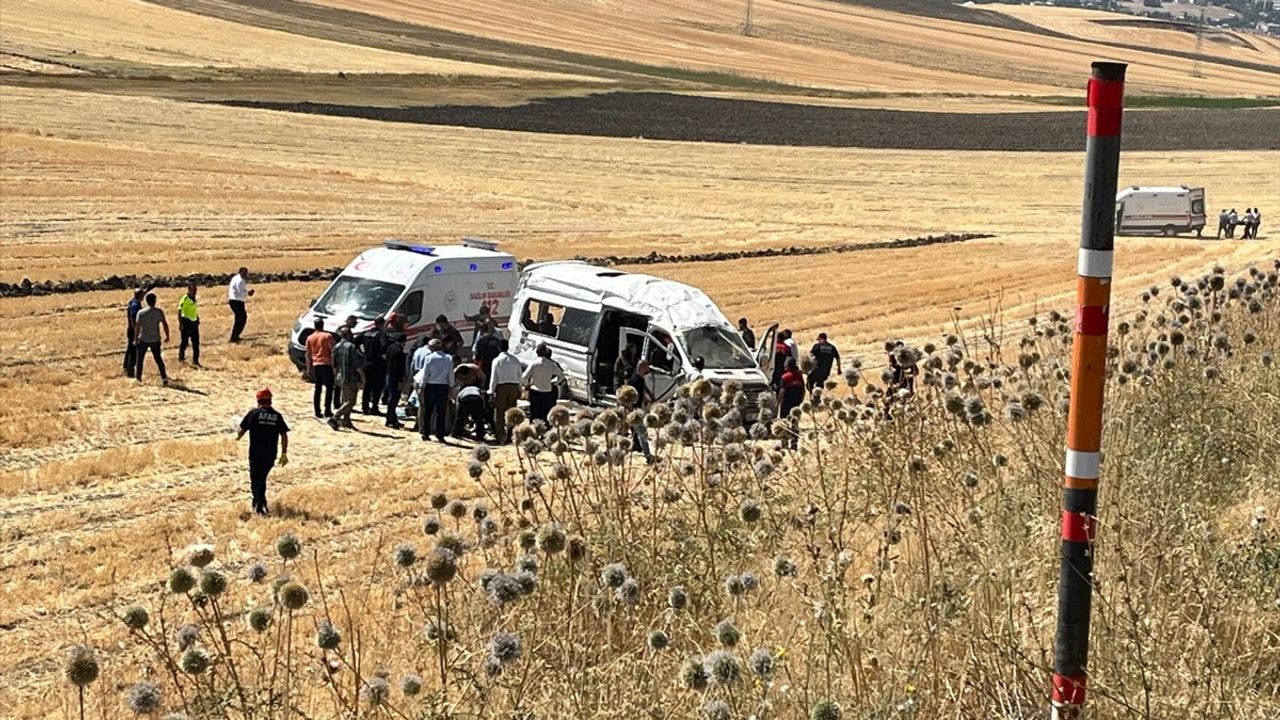 Muş'un Bulanık ilçesinde minibüs şarampole devrildi: 10 kişi yaralandı