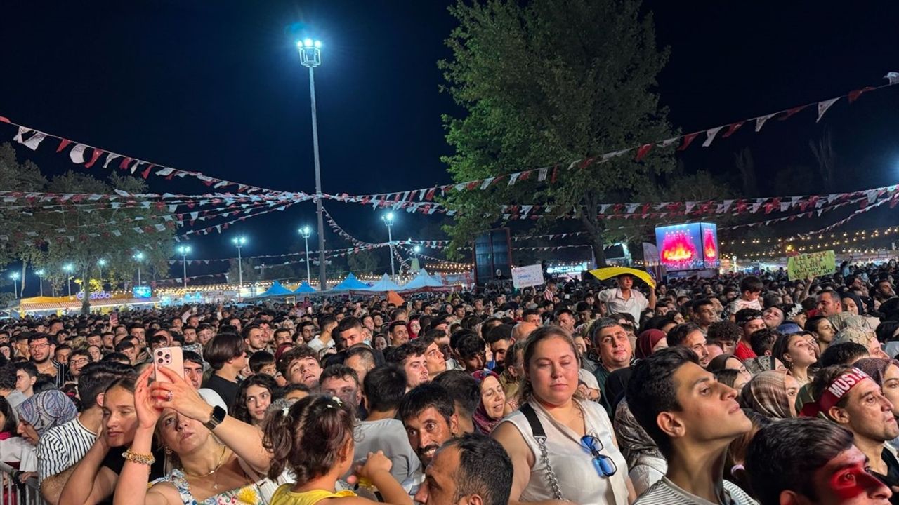 Mustafa Ceceli, Kahramanmaraş Uluslararası Geleneksel Ağustos Fuarı'nda konser verdi