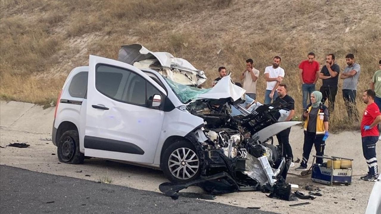 Nevşehir'de hafif ticari araç tıra arkadan çarptı: Sürücü yaşamını yitirdi