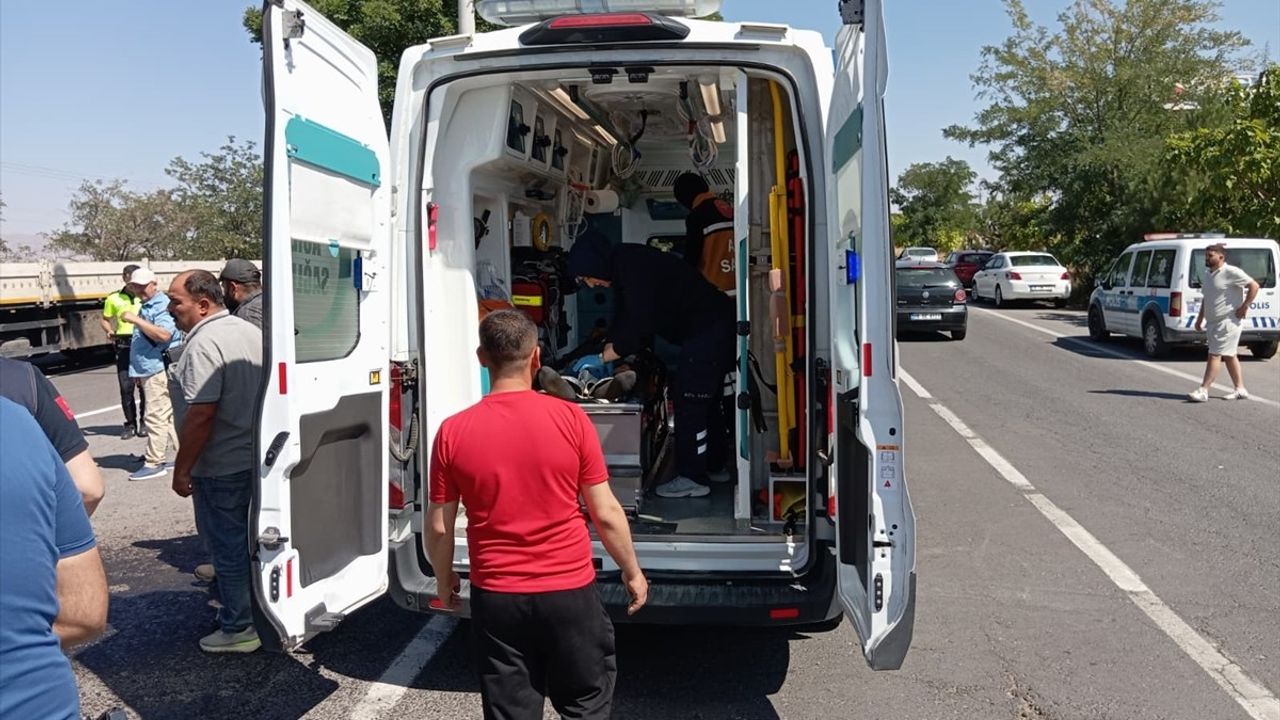 Nevşehir'in Gülşehir ilçesinde traktör ile hafif ticari araç çarpıştı; sürücü ağır yaralandı