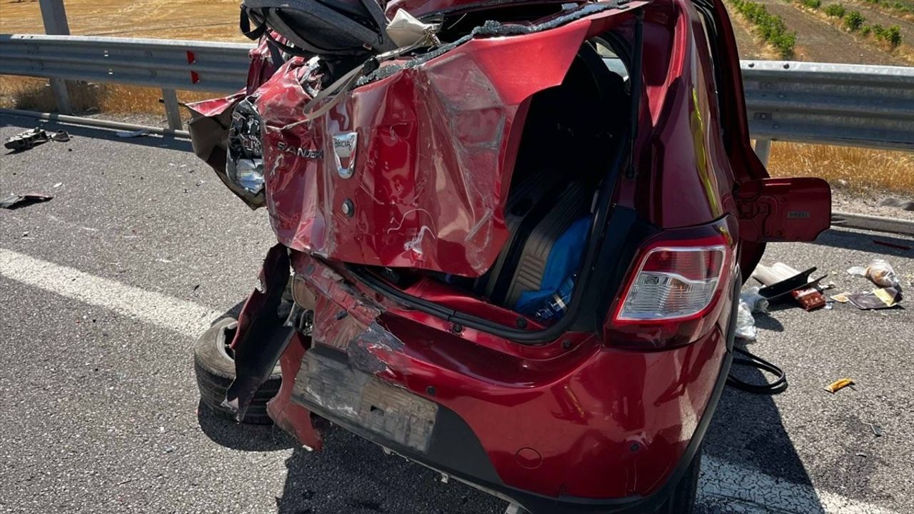 Niğde'de tır ile otomobilin çarpışması: 1 ölü, 3 yaralı